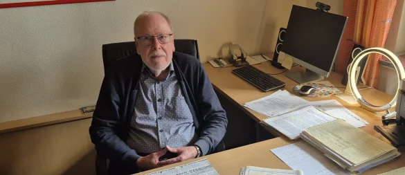 Karl-Heinz Sievert hat in seinem Büro zahlreiche Zeitungsartikel und Fotos aus den vergangenen Jahrzehnten gesammelt und abgeheftet. Dabei ist so einiges zusammengekommen. - © Lorraine Brinkmann