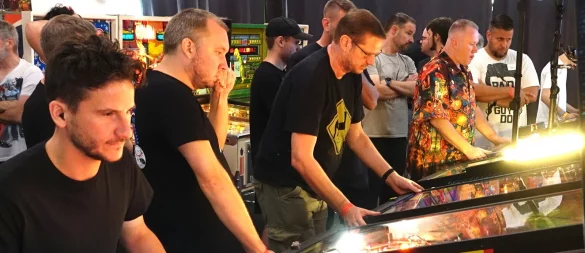 Konzentrierte Männer bei der Arbeit: Hier eine Szene von den German Pinball Masters aus Bad Salzuflen. - © Axel Bürger