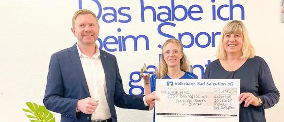 Carlo Eggers und Melissa Nax vom TSV Bösingfeld (Mitte) zusammen mit Katrin Steinmeier, Geschäftsstellenleiterin der Volksbank Bad Salzuflen in Bösingfeld. - © TSV Bösingfeld