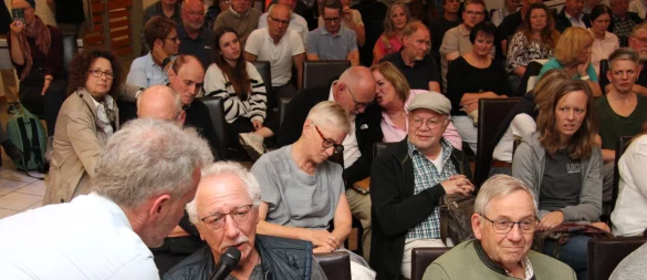 Aufmerksames Publikum in der Gastronomie am Hermann - hier Gerd Kaulvers, früherer Personalrats-Chef im Kreishaus, am Mikrofon von Frank Schröder. - © Martin Hostert