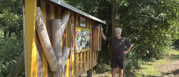 Ulrich Kaminsky steht an einer Infotafel mit aufgebrachter Nisthilfe auf dem Gelände des Umweltzentrums. - © Sven Kienscherf