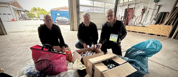 Hoffen auf viele fleißige Sammler: Bauhofleiter Michael Brinkmann (von links), Marcel Klöpping, Präsident des Rotary-Clubs Oerlinghausen-Detmold, und Winfried Brunner, Clubmitglied und Verantwortlicher für das Projekt. - © Anna Lena Hinder
