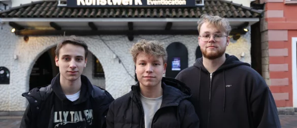 Betreiben das Kunstwerk in Lübbecke: Marek Müller (19, v. l.), Jendrik Wohlfarth (18) und Jerome Kneller (18). - © Lena Kley