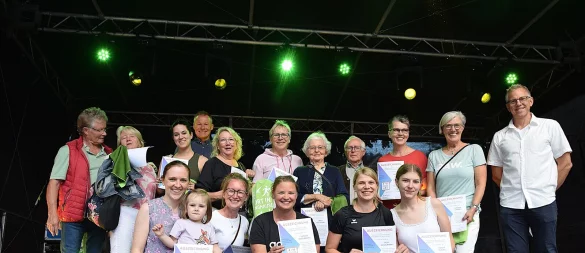 Sie wirken oft eher im Hintergrund. Bei der Sportlerehrung sind viele Aktive der Turnabteilung des TSV Oerlinghausen für ihren ehrenamtlichen Einsatz geehrt worden. Auch der Nachwuchs ist dabei. - © Karin Prignitz