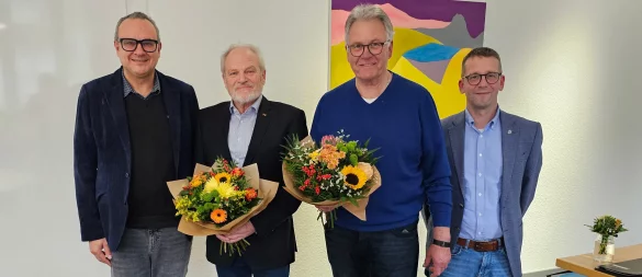 Bürgermeister Markus Baier (links) und Geschäftsbereichsleiter Dennis Ortmeier (rechts) gratulieren Schiedsmann Herbert Fischer (Zweiter von links) sowie Schiedsmann Wilfried Thiel. - © Alte Hansestadt Lemgo