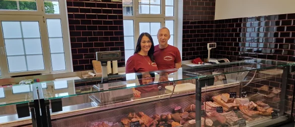 Laura und Aigars Lambert bieten in ihrem Laden Delikatessen aus Lettland an - insbesondere geräuchertes Fleisch und geräucherten Fisch. - © Nadine Uphoff