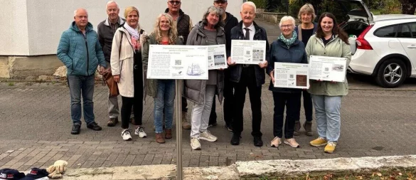 Die Verantwortlichen aus der Dorfgemeinschaft freuen sich mit Corinna Will von der Gemeinde Kalletal (Dritte von links) und Initiator Rüdiger Kölling (Siebter von links) über die Erweiterung des Digitalpfades. - © Heimatverein