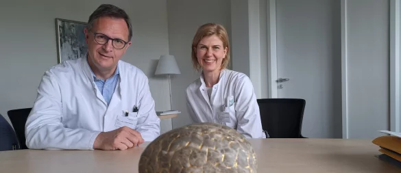 Prof. Dr. med. Christoph Redecker, Chefarzt der Klinik für Neurologie am Klinikum Lippe, und Oberärztin Dr. Anna-Maria Addicks erläutern die Hintergründe eines Forschungsprojekts zu Depressionen nach einem Schlaganfall. - © Carolin Brokmann-Förster