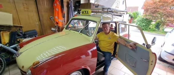 Gisbert Herrmann sitzt in seinem Lloyd 400 von 1956. Er hat fünf Jahre lang daran geschraubt und nutzt ihn nun als Zweitwagen - nicht nur für Oldtimer-Treffen. - © Nadine Uphoff
