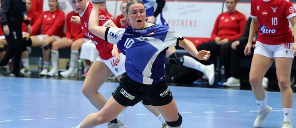 Und wieder geht es über den Kreis: Maxi Mühlner netzt für die HSG ein. - © Paul Cohen