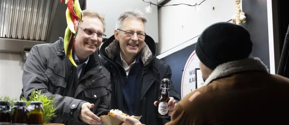 Dr. Dennis Maelzer und Achim Post hörten den Schieder-Schwalenbergern zu und hatten auch Kulinarisches mitgebracht. - © SPD NRW
