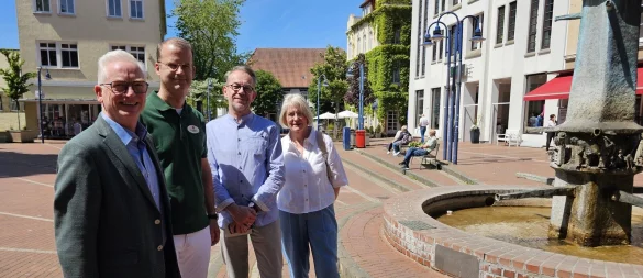 Thomas Voss (von links), Lars Ruwisch, Thorsten Pohle und Ulrike Pietsch haben ihre Geschäfte in der Lagenser Innenstadt. Was die Ausstattung angeht, haben sie einige Verbesserungsvorschläge. Vor allem die Beleuchtung müsse dringend erneuert werden. - © Astrid Sewing