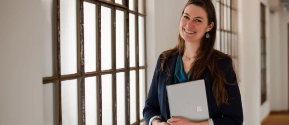 Imke Hoffmann berät Frauen zu finanzieller Unabhängigkeit. Die 41-Jährige hat eine Banklehre absolviert, Wirtschaftsmathematik studiert und arbeitet als Lehrerin am Friedrich-List-Berufskolleg in Herford. - © Nora Berg