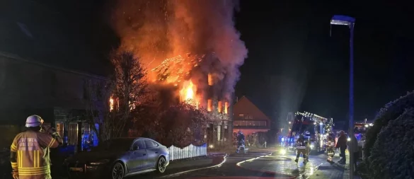 Das Wohnhaus brannte nach der Explosion bereits lichterloh, als die Feuerwehr eintraf. - © Die Blaulichtfotografen