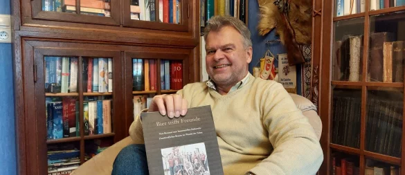 Frank Ehlert hat sich federführend um die Inhalte des Buches der Schwalenberger Brauzunft gekümmert. Er zeigt einen Ausdruck, der zeigt, wie das Cover des 130-seitigen Werkes aussehen wird. - © Michaela Weiße
