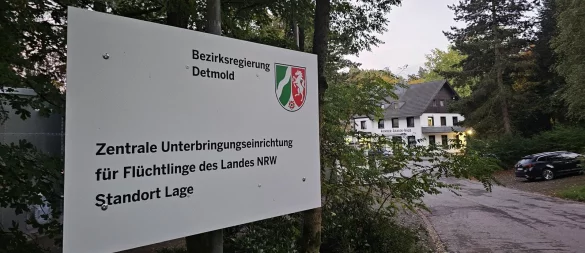 Das Schild macht es offiziell: Das ehemalige Heinrich-Hansen-Haus ist keine Notunterkunft mehr. Im Juli hat der Betreiber gewechselt. - © Astrid Sewing