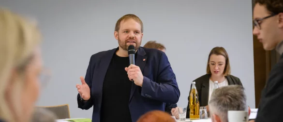 SPD-Regionalvorsitzender Veith Lemmen spricht bei der Regionalkonferenz in Bielefeld über Erfolge, aber auch Herausforderungen. - © Andreas Zobe