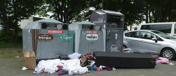 Müllkippe statt Sammelstelle: Vor vielen Altkleidercontainern in OWL bietet sich das gleiche vermüllte Bild. Erste Städte ziehen Konsequenzen. - © IMAGO/Horst Galuschka