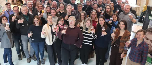 Auf ihr 30. Treffen waren die in Oerlinghausen versammelten Klimaschutzmanager durchaus stolz und stießen mit einem Glas Sekt auf das Jubiläum an. Foto: Knut Dinter - © Knut Dinter