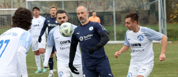 Dimi Gegas von Eintracht Lemgo setzt sich gegen zwei TBV-Spieler durch. - © Paul Cohen