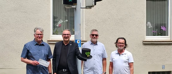 Bürgermeister Markus Baier (2. von links, mit Zylinder) freut sich
gemeinsam mit (von links) Wilfried Thiel, Jörg Mayer und Peter Lüssem von der
Lemgoer Schützengesellschaft über 450 Jahre Vereinsgeschichte und die
anstehenden Jubiläumsfeierlichkeiten. (Foto: Alte Hansestadt Lemgo) - © Stadt Lemgo