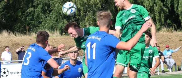 Kachtenhausens Dennis Kran (rechts) steigt hoch, auch Mathis Fichna (Mitte). Von Lügde im Bild: Nils Nehrig (Nummer 11) und Jonas Müller (13). - © Paul Cohen