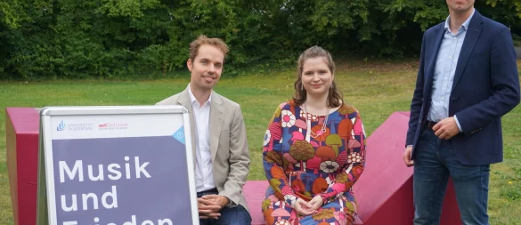 Prof. Dr. Malte Sachsse (Musikpädagogik), Louise Adler und Prof. Dr. Dominik Höink (Musikwissenschaftliches Seminar, von links) haben für die siebte Ringvorlesungsreihe den Freiden als zentrales Thema des derzeitigen Weltgeschehens aufgegriffen. - © Venezia Fröscher-Cifolelli