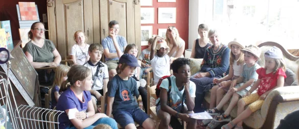 In die Welt der Magie durften die Kinder bei der „Zauberhaften Wortverlosung“ gemeinsam mit der Autorin Jutta Degenhardt eintauchen und ihre magischen Worte in eine selbstgebastelte Wortschachtel legen. - © Juliana Szabo