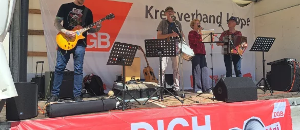 Die Musikgruppe "Roter Faden" bringt Stimmung auf den Marktplatz. - © Carolin Brokmann-Förster