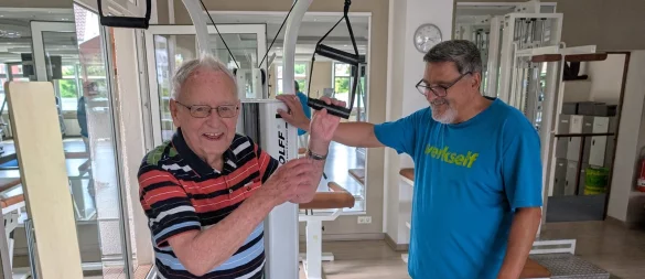 Heinz Mühlmeister (links) aus Lage in "seinem" Fitnessstudio. Nachdem ihn vor fünf Jahren ein schwerer Bandscheibenvorfall ereilte, meldete er sich hier zum Reha-Sport an - und blieb dabei. Mitarbeiter Werner Krüger unterstützt bei der richtigen Ausführung der Übungen. - © Annika Langhagel