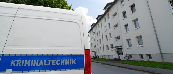 Eine Mordkommission ermittelt wegen eines Tötungsdelikts in Paderborn-Elsen. Am Montag war die Kriminaltechnik zur Spurensicherung am Tatort. - © Ralph Meyer