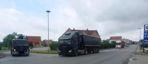 Zahlreiche Lastwagen passieren täglich die Istruper Ortsdurchfahrt. Für die Anwohner sei dies eine starke Lärmbelastung, wie sie berichten. Ob es im Kreuzungsbereich künftig eine Ampel geben wird, ist noch nicht endgültig entschieden. - © Michaela Weiße
