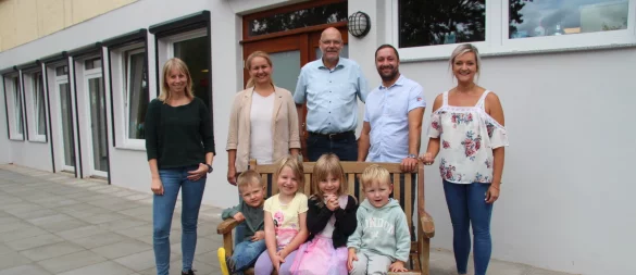 Kita-Leiterin Caroline Nolting (hinten, von links), Bauamtsleiterin Ewa Hermann, Fachbereichsleiter Olaf Kapelle, Bauleiter Nikolai Stoll und Fördervereinsvorsitzende Rica Fricke freuen sich zusammen mit Matteo (vorne, von links), Emily, Tiana und Milo über die frisch sanierten Räume und den neuen Terrassenbereich. - © Nadine Uphoff