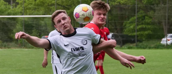 Hörstes Matthias Dick behauptet den Ball vor Joel Droßmann von der SG BraWö. - © Jörg Hagemann