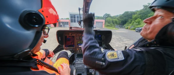 Bereit zum Abheben: Marco Wahle (v.l.) und Rodja Steinert nehmen im Cockpit von "Christoph 13" Platz und bereiten den nächsten Einsatzflug vor. - © Andreas Zobe
