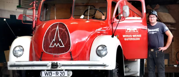 Aufgebockt wartet der Magirus Rundhauber aus dem Jahr 1954 auf seine Generalüberholung. Zimmermeister Mario Pagenkemper will ihn wieder auf Güterslohs Straßen bringen. - © Andreas Frücht