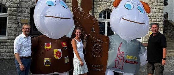 Bürgermeister Borris Ortmeier (links) präsentiert mit Sonja und Dirk Krüger den neuen Drachen. - © Stadt Barntrup