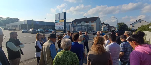 Die Nachbarschaft der Horner Kampstraße bespricht mit Politikern die Probleme, die das Fachmarktzentrum ihrer Meinung nach verursacht. - © Kyrill von Matuschka