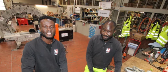 Patrick Ofori Andoh (links) und Emmanuel Bilson an der Werkbank bei der M-Group: Die beiden gehören zu den fünf Azubis, die aus Ghana nach Lemgo gekommen sind, um hier den Beruf des Feuerungs- und Schornsteinmaurers zu lernen. - © Jens Rademacher