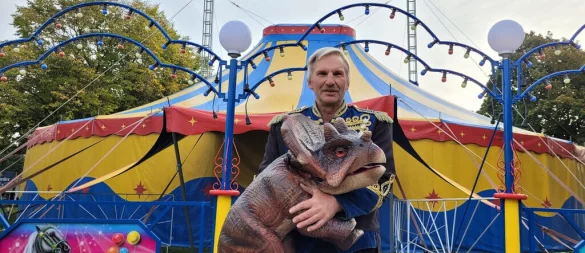 Der Zirkus Fantasia zeigt in seiner Show auch lebensechte Dinosaurier-Puppen. - © Circus Fantasia