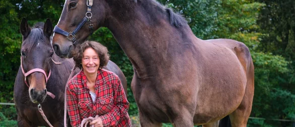 Jutta Benneker, die viele von der Bike-Arena (heute Schröder Bikes) in Hiddenhausen kennen, ist an Darmkrebs erkrankt. Inzwischen hat sie sechs Chemotherapien hinter sich. Trotz allem blickt sie positiv nach vorne. Dabei helfen ihr vor allem ihre beiden Pferde Calimca und Cabbi. - © Kathrin Weege