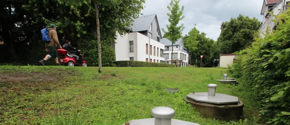 Die nächste Stufe der Schadstoffentsorgung im Boden unter dem Wall ist seit längerer Zeit vorbereitet: Über diese Brunnen wird demnächst ein Stoff ins Grundwasser gespritzt, der die Hinterlassenschaften der chemischen Reinigung unschädlich machen soll. - © Jens Rademacher