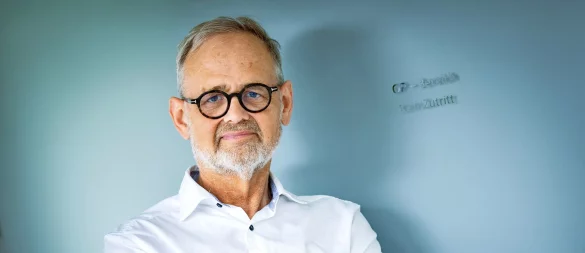 Gynäkologe Joachim Volz ist Leiter der Frauenklinik des Klinikums Lippstadt und Inhaber einer Kinderwunschpraxis in Bielefeld und engagiert sich gegen die Vorgaben seines neuen katholischen Arbeitgebers. - © Barbara Franke