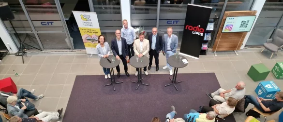LZ-Redakteurin Katrin Kantelberg und ihr Kollege Till Brand (rechts) sowie Radio-Lippe-Moderator Frank Schröder (Dritter von links) haben die drei Bürgermeisterkandidaten Markus Baier (parteilos, unterstützt von der CDU, Zweiter von rechts), Herausforderer Alexander Baer (SPD, Mitte) und Dr. Burkhard Pohl (Grüne, Zweiter von links) mit Fragen gelöchert. - © Nadine Uphoff