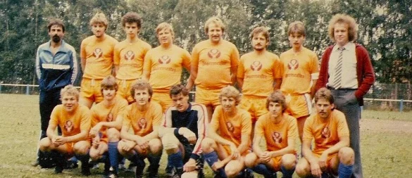 Im orangefarbenen Jägermeister-Dress: So lief die erste Mannschaft der Germanen in der Saison 1983/1984 auf. - © Archiv SV Germania Westorf