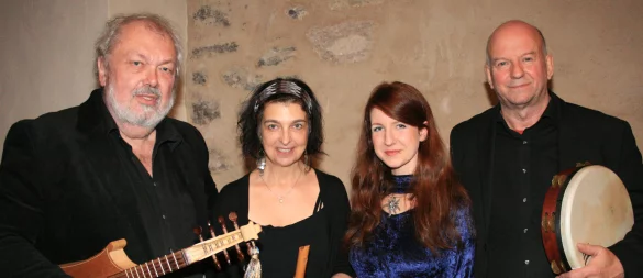 Walter Waidosch (links) machte selbst Musik. Das Archivfoto von 2015 zeigt ihn mit dem Ensemble "EST!" mit (weiter von links) Irmgard-Maria Tutschek, Marta Hornik und Mike Turnbull. Sie spielten auf der Burg Sternberg "tanzbare mittelalterliche Weihnachtsmusik", wie die LZ seinerzeit schrieb. - © Sylvia Frevert (Archivfoto)