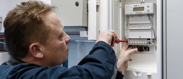 Ein Elektriker montiert einen digitalen Stromzähler. Nur wenn die Technik mitspielt, kommt ein dynamischer Stromtarif überhaupt in Frage. - © picture alliance/dpa