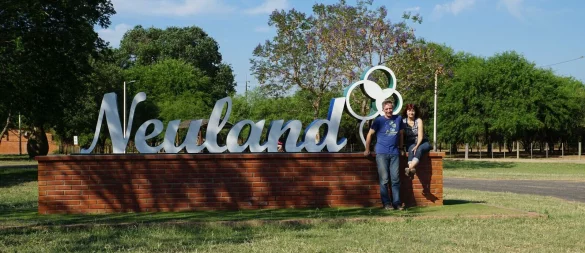 Willkommen in Neuland: Elli und Ernst Pankratz am Ortseingang zum Zentrum der Kolonie. Der Ortseingang ist auch ein beliebtes Fotomotiv. - © Pankratz