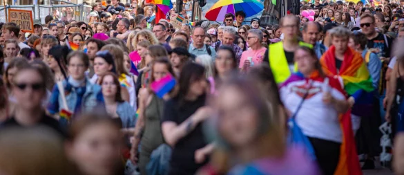 Beim Christopher Street Day (CSD) in Bielefeld zogen 2024 Hunderte Besucher durch die Stadt. - © Mike-Dennis Müller