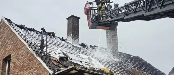 Mit der Drehleiter löscht die Freiwillige Feuerwehr Schieder-Schwalenberg einen Brand in einem leerstehenden Wohnhaus. - © Freiwillige Feuerwehr Schieder-Schwalenberg